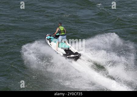 Amphibischer Wasserroller, Jetski-Fahrt auf dem Saint Lawrence River, Montreal, Provinz Quebec, Kanada, Nordamerika Stockfoto