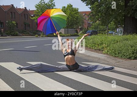 Straßenakrobatik auf einem Zebraübergang, Hannover, Niedersachsen, Deutschland, Europa Stockfoto