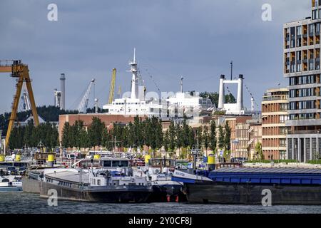 Blick auf das Hafenbecken von Maashaven, Binnenschiffshafen, Liegeplätze, ehemaliges Flaggschiff der Holland-America-Line, SS Rotterdam, heute Hotel s Stockfoto