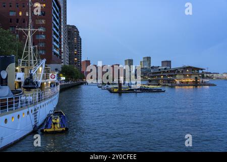 Das Floating Office Rotterdam gilt als das größte schwimmende Bürogebäude der Welt, Anleger für Wassertaxis, im 28 ha großen Hafenbecken von Rijnhaven Stockfoto