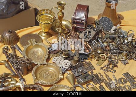 Antike Bronze- und Messingobjekte zum Verkauf auf dem Flohmarkt Stockfoto