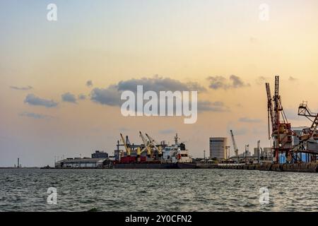 Pier des Hafens der Stadt Recife, Hauptstadt von Pernambuco, Brasilien bei Sonnenuntergang, Recife, Pernambuco, Brasilien, Südamerika Stockfoto