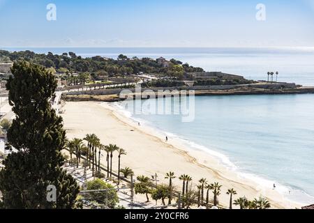 Blick auf die Bucht und den Stadtstrand vom Aussichtspunkt am Ende der Rambla Nova, Balcon Mediterraneo, Balkon mit Blick auf das Mittelmeer SE Stockfoto