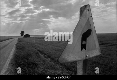 Deutschland, Mark Zwuschen, 01.06.1991, Landschaft, (mit Verkehrsschild), in der Nähe von Mark Zwuschen, Europa Stockfoto