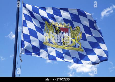 Bayerische Flagge mit blauem Himmel Stockfoto