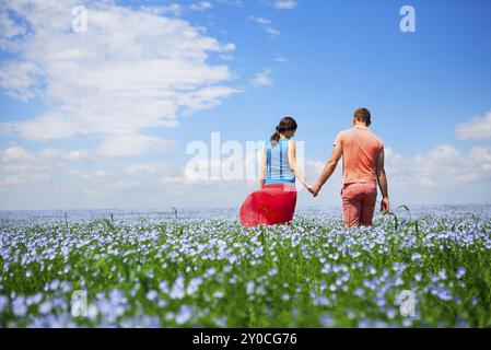 Junge glücklich Schöne schwangere Paar in Leinen Feld Stockfoto