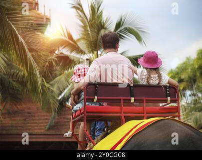 Mann und seine Töchter Reiten auf dem Rücken von Elefanten in Thailand Stockfoto