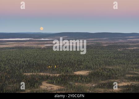 Moonrise, Muddus-Nationalpark, Laponia-Weltkulturerbe, Norrbotten, Lappland, Schweden, September 2016, Europa Stockfoto