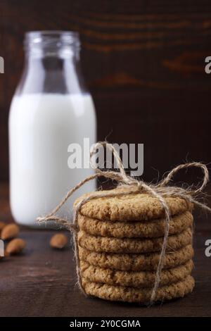 Gesunde hausgemachte Haferkekse und Mandelmilch auf rustikalen Holztisch Stockfoto