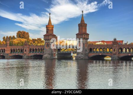 Berlin Deutschland, Skyline der Stadt an der Oberbaumbrücke und der Berliner Metro Stockfoto