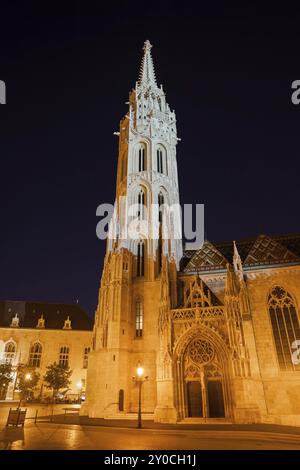 Matthiaskirche in Budapest bei Nacht beleuchtet, historisches Wahrzeichen der Stadt im spätgotischen Stil Stockfoto