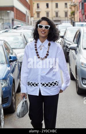 MAILAND, ITALIEN - 14. JUNI 2024: Caroline Issa vor Moschino Modenschau, Mailand Fashion Week Street Style Stockfoto