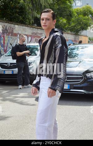 MAILAND, ITALIEN - 14. JUNI 2024: Bach Buquen vor Moschino Modenschau, Mailand Fashion Week Street Style Stockfoto