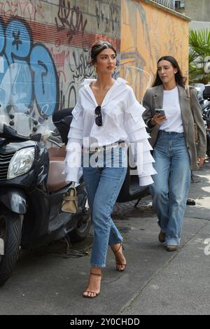 MAILAND, ITALIEN - 14. JUNI 2024: ELISA Maino vor Moschino Modenschau, Mailand Fashion Week Street Style Stockfoto