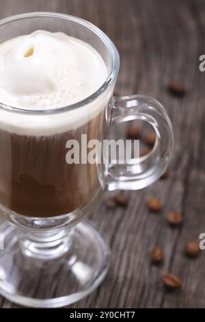 Eis Kaffee und Kaffeebohnen auf dem hölzernen Hintergrund Stockfoto