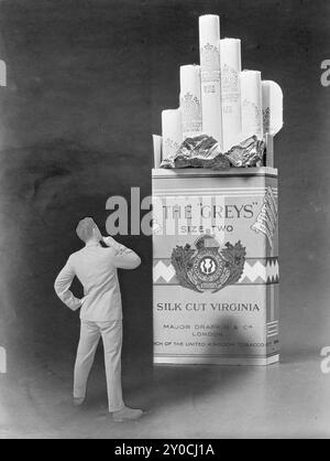 Vintage, alte Zigarettenwerbung The Greys, Silk Cut Virginia, Te Papa - Gordon Burt (Fotograf) Neuseeland 1925 - Vintage-Fotoretusche Stockfoto