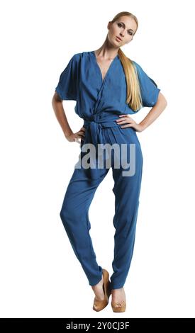 Porträt von der schönen blonden Mädchen in langen blauen overalls Stockfoto