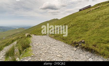 In der Nähe von Llanberis, Gwynedd, Wales, Großbritannien, 14. Juni 2017: Blick vom Llanberis Path, mit einem Zug der Snowdon Mountain Railway auf dem Weg zum Mount Snow Stockfoto