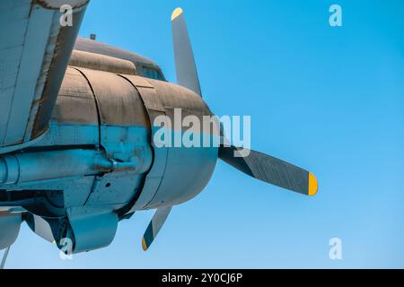 Altes Kolbenflugzeug, von unten und hinten gesehen. Drei sichtbare Propellerblätter und Verkleidung um den Motor. Stockfoto