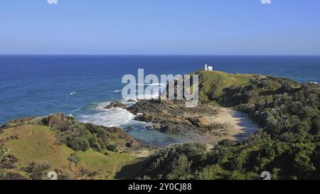 Pazifikküste in Port Macquarie, Australien. Blaues Wasser, Bucht und Leuchtturm auf einem Hügel. Wendepunkt Lighthouse Stockfoto