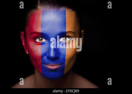 Porträt einer Frau mit der Flagge Armeniens im Gesicht Stockfoto