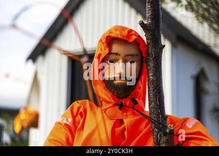 DJUPIVOGUR, ISLAND, 21. JUNI: Gesicht einer Fischerpuppe in einer orangefarbenen Jacke am 21. Juni 2013 in Djupivogur, Island, Europa Stockfoto