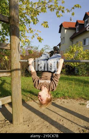 Der blonde Junge auf dem Spielplatz, der blonde Junge auf dem Spielplatz Stockfoto