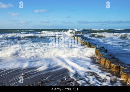 An einem stürmischen Tag an der Ostseeküste Stockfoto