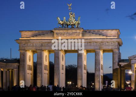 Dekorative Quadriga, Brandenburger Tor, entworfen von dem Architekten Carl Gotthard Langhans, Berlin, Deutschland, Europa Stockfoto