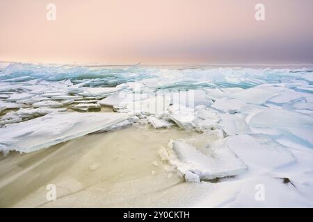 Schelfeis auf dem Ijsselmeer im Winter, Niederlande Stockfoto