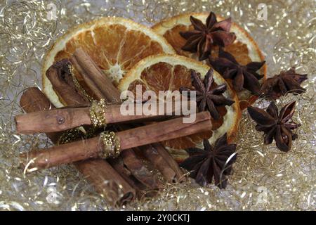 Weihnachtsarrangement aus getrockneten Orangenscheiben, Zimtstangen und Anissternen Stockfoto