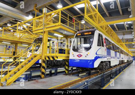 Madrid, Spanien, 25. Dezember 2012: Das Instandsetzungsdepot für Züge Metro de Madrid U-Bahn. Service- und Reparaturbereich von Wagen und Wagen Stockfoto