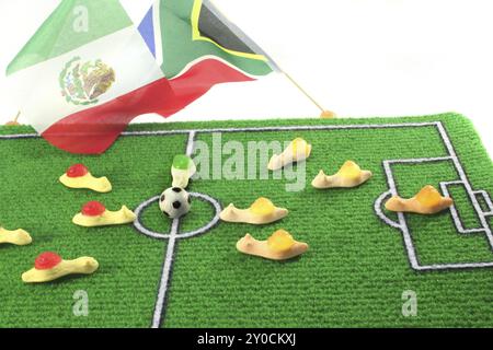 Schnecken spielen Fußball vor weißem Hintergrund Stockfoto