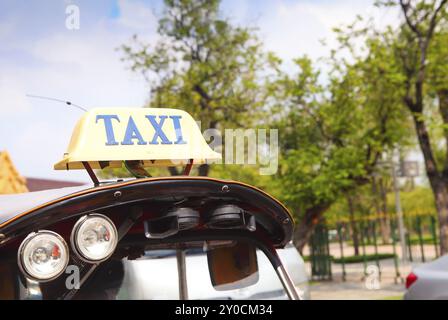 Traditionelle asiatische Rikscha-Fahrzeug auf der Straße geparkt. Nahaufnahme Stockfoto