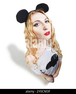 Lächelnde Frau mit einem lächerlichen Haarkleid über weiß Stockfoto