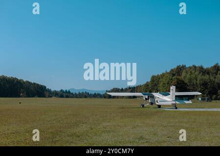 Das Flugzeug für Fallschirmspringer sitzt auf einem Grasflugplatz in der Region Bela Krajina und wartet auf die nächsten Aufgaben, Fallschirmspringer auf einem nächsten Sprung zu transportieren. Stockfoto