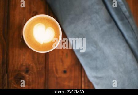 Kaffee mit der Form eines Herzens auf den Holztisch Textur mit Platz für text Stockfoto