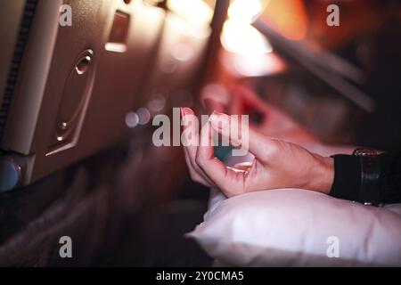 Person im Flugzeug mit aerophobia Angst vor dem Fliegen Angst beim Sitzen im Flugzeug Sitz und Yoga zum entspannen Stockfoto