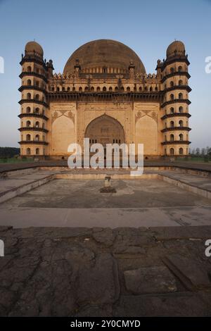 Die Morgensonne erhellt die Westfassade von Golgumbaz, einem Mogul-Mausoleum in Bijapur, Indien, Asien Stockfoto