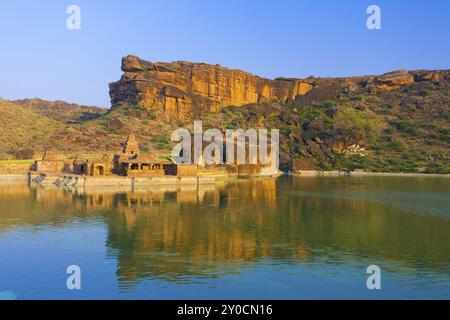 Das künstliche Reservoir an der Vorderseite der Bhutanatha-Tempelgruppe ruht am Fuße einer atemberaubenden Steinklippe in Badami, Karnataka, Indien, Asien Stockfoto