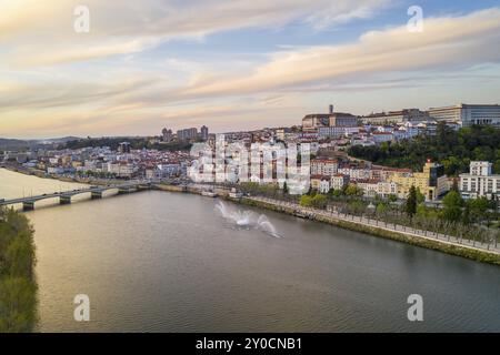 Coimbra Drohne Luftbild Stadt bei Sonnenuntergang mit Mondego Fluss und schönen historischen Gebäuden, in Portugal Stockfoto