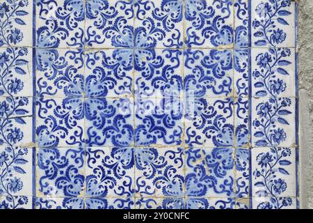 Nahaufnahme, blaue Azulejos an der Fassade eines Hauses im historischen Zentrum von Porto, Portugal, Europa Stockfoto