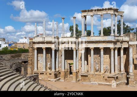 Altes römisches Theater mit Säulen und Treppen, im Hintergrund eine moderne Stadt unter blauem Himmel, Teatro Romano de Merida, römisches Theater von Merida, Mer Stockfoto