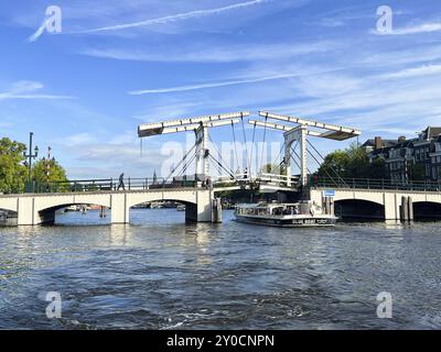 Amsterdam, Niederlande. August 2023. Die dünne Brücke in Amsterdam Stockfoto