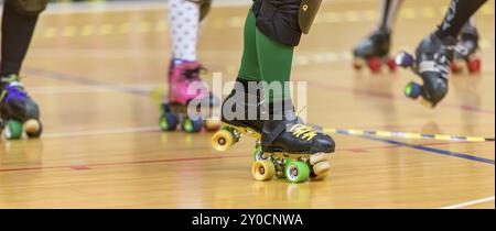 Rollschuhe einer Person, die am Rollerderby teilnimmt Stockfoto