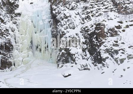 Der gefrorene Wasserfall Njupeskaer (Schwedens höchster Wasserfall), Fulufjaellet Nationalpark, Dalarna, Schweden, Dezember 2011, Europa Stockfoto