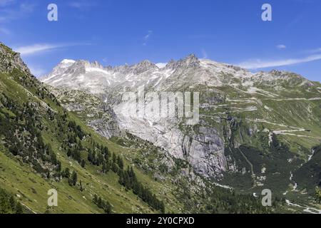 Rhonegletscher, Talgletscher im Quellgebiet der Rhone in den Schweizer Alpen. Schmelzender Gletscher, der Gletscher wird immer kleiner. Hotel Bel Stockfoto