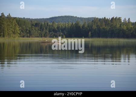 Ein See in Schweden in Small and. Blaues Wasser, sonniger Himmel, grüne Wälder. Entspannung und Ruhe im Urlaub Stockfoto