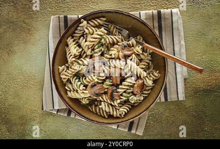 Fusilli Nudeln, in cremiger Pilzsauce, Nudeln mit Pilzen, hausgemacht, keine Leute Stockfoto