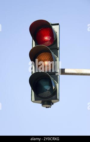 Die Ampel zeigt rot und gelb an Stockfoto